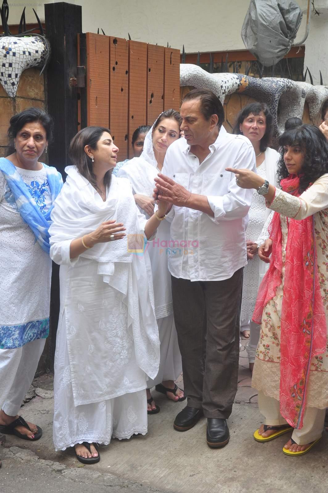 Dharmendra attend Karim Morani's mothers funeral in Andheri, Mumbai on 16th Sept 2015