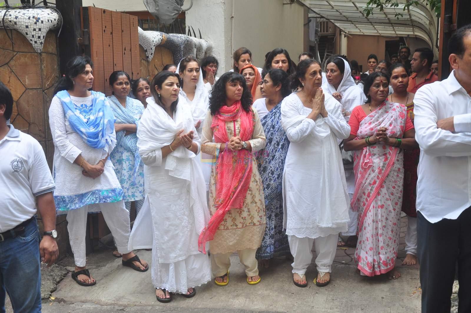 attend Karim Morani's mothers funeral in Andheri, Mumbai on 16th Sept 2015