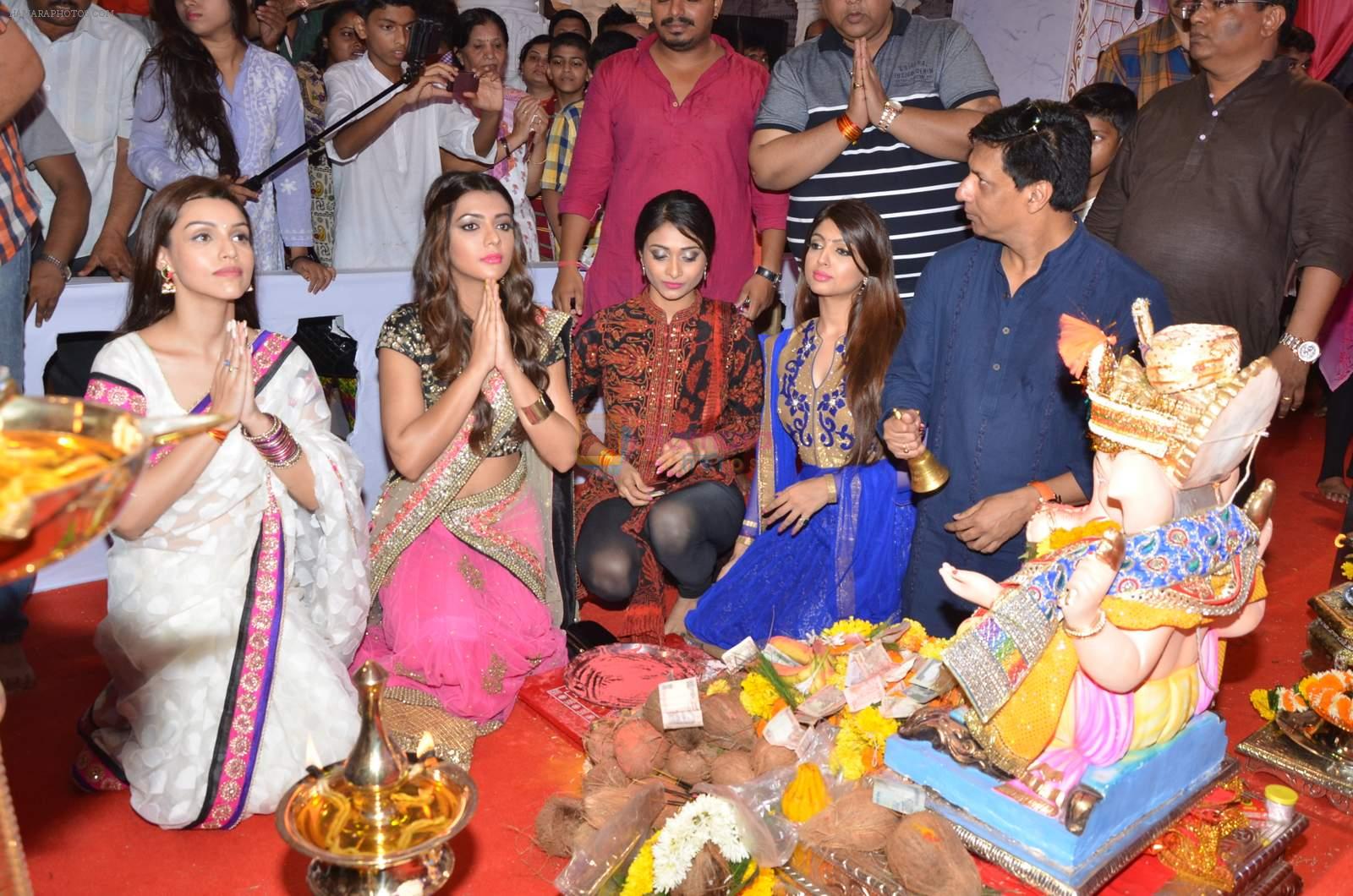 Madhur Bhandarkar with Calender Girls at Ganpati celebrations on 17th Sept 2015
