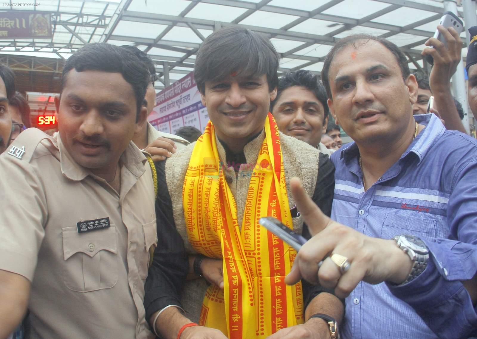 Vivek Oberoi snapped at Siddhivinayak temple on 20th Sept 2015