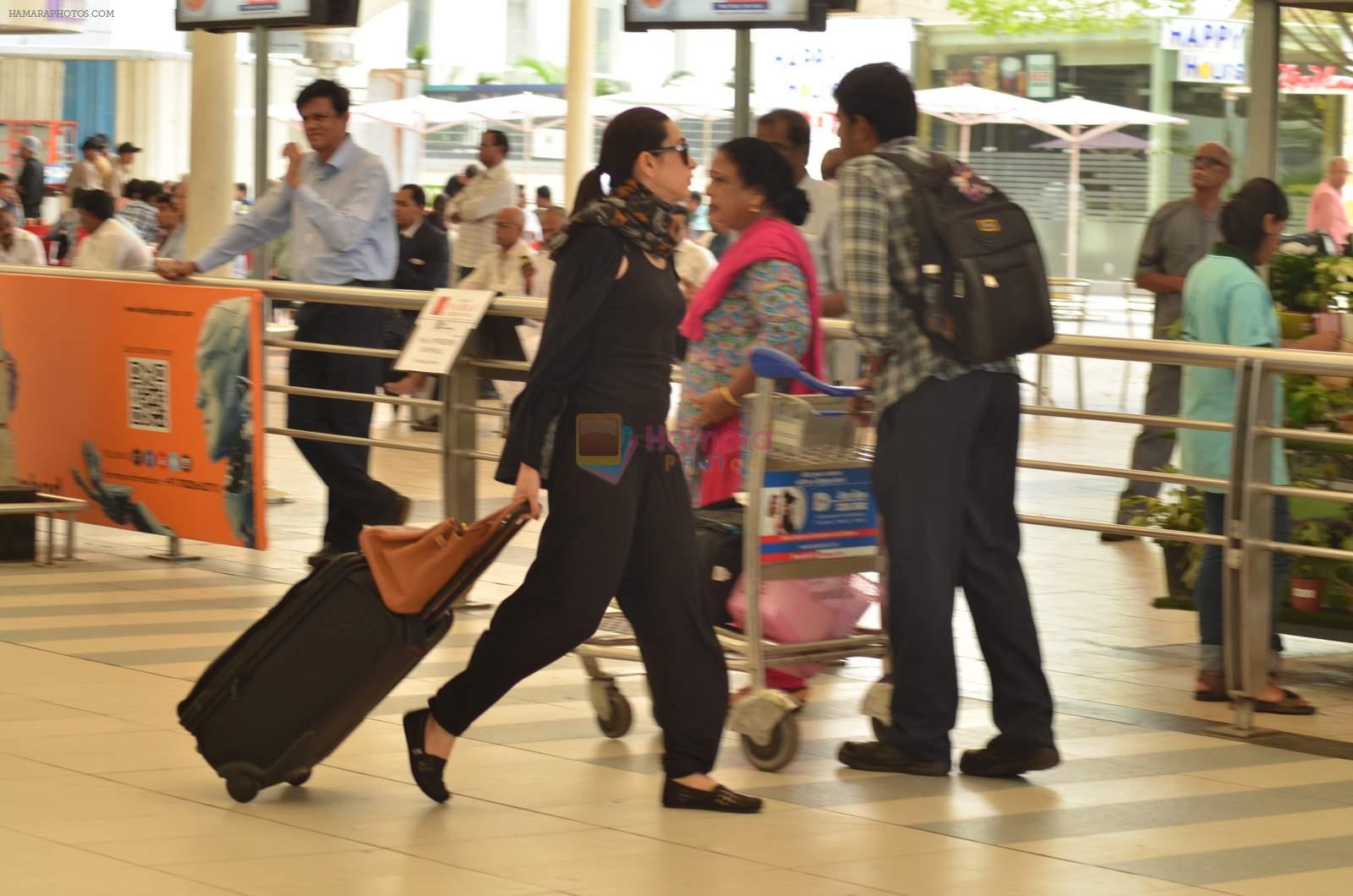 Krisma Kapoor snapped at Airport on 21st Sept 2015