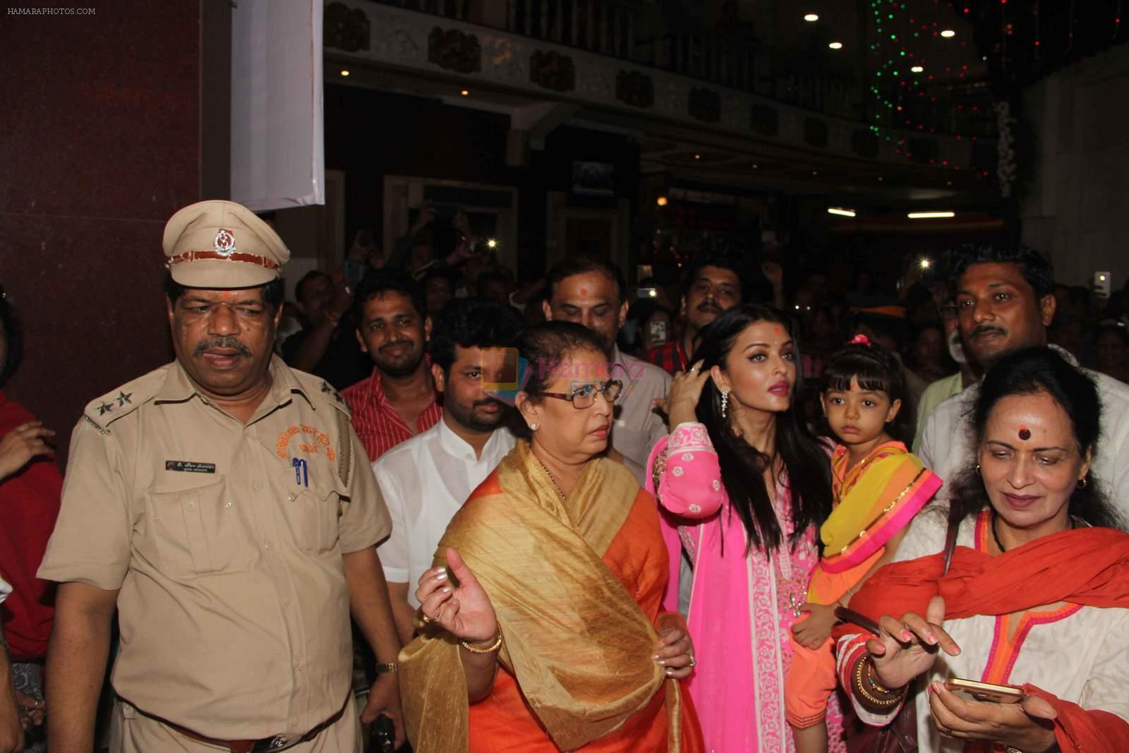 Aishwarya Rai Bachchan and aradhya at siddhivinyak Temple on 23rd Sept 2015
