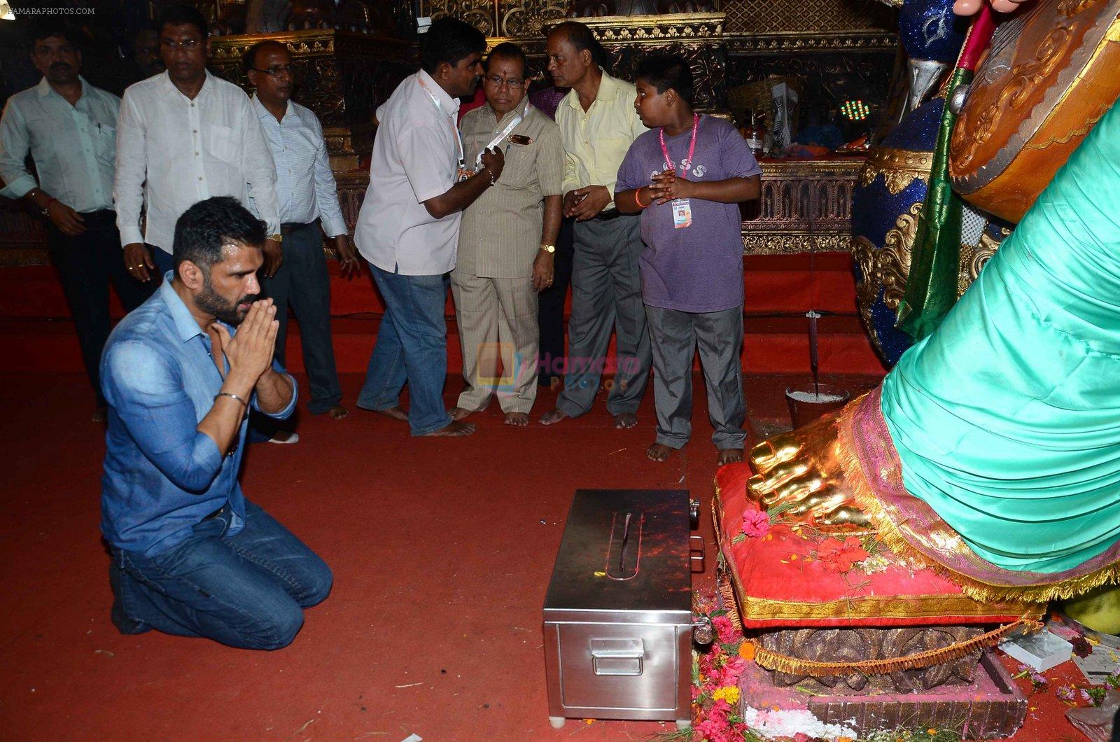sunil shetty at chincpokli ganpati mandal in Mumbai on 23rd Sept 2015