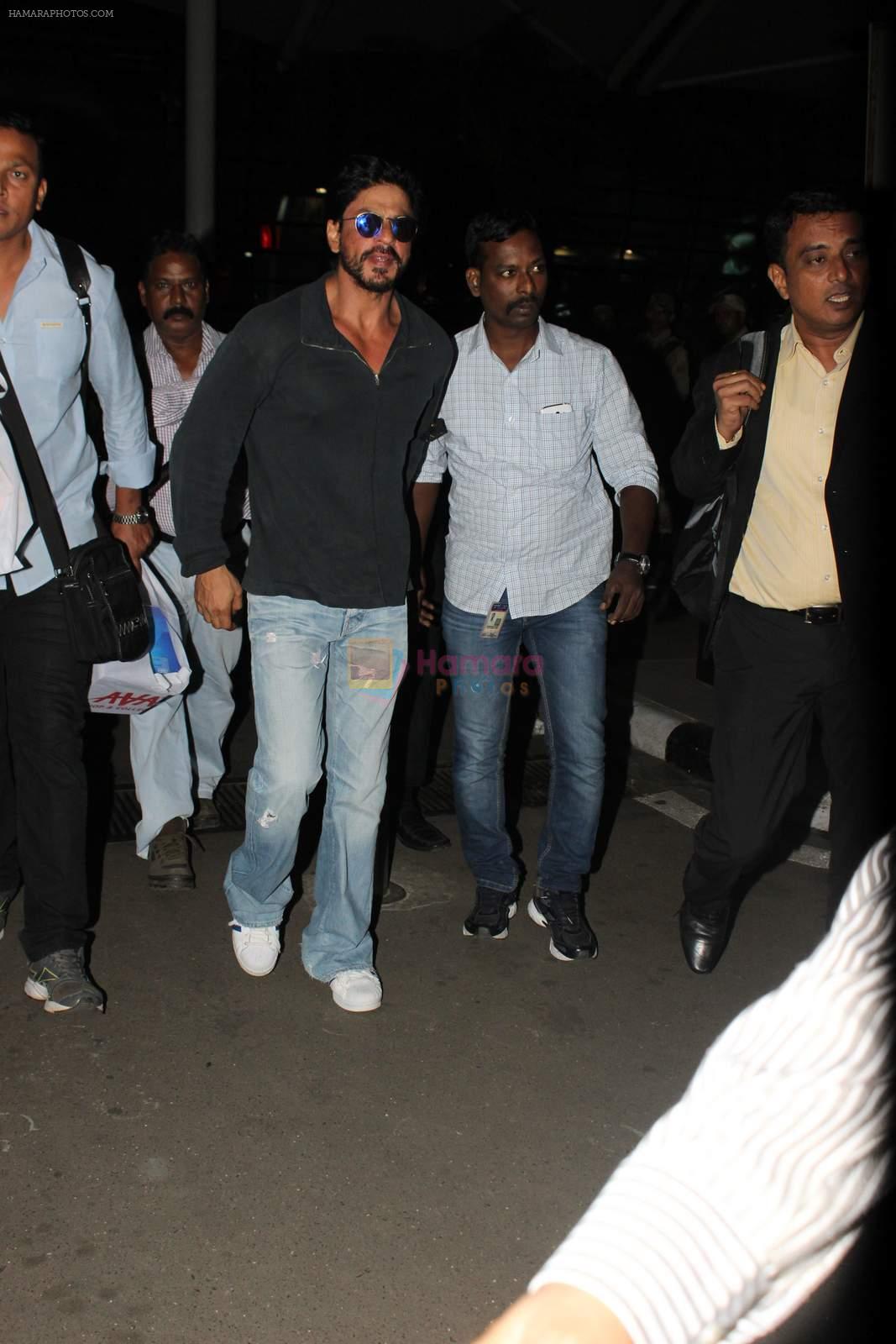 Shahrukh Khan snapped at Airport in Mumbai on 24th Sept 2015