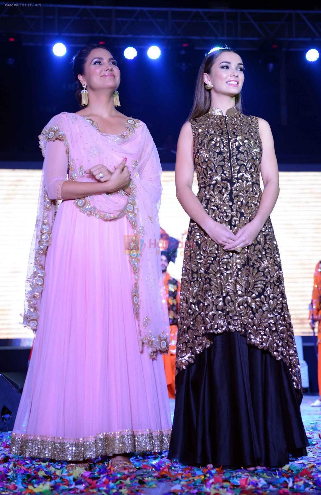 Lara Dutta, Amy Jackson at Singh is Bling promotions in Delhi on 27th Sept 2015