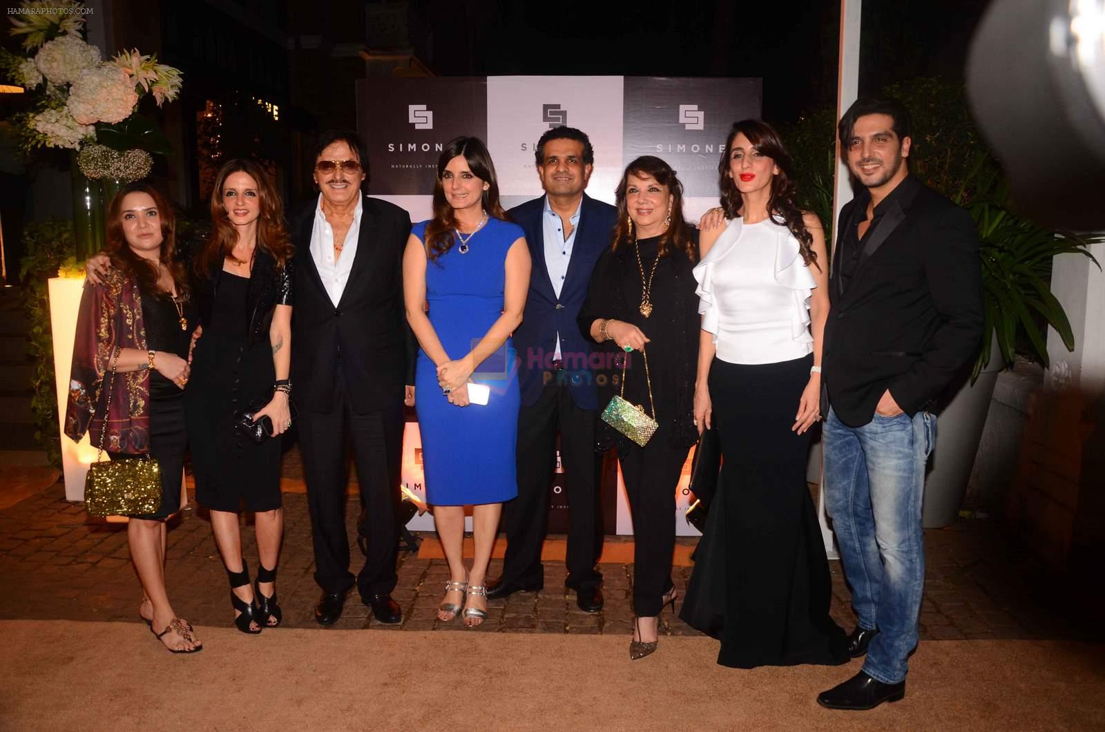Sussanne Khan, Sanjay Khan, Zarine Khan, Farah Ali Khan, Zayed Khan at Simone anniversary in Mumbai on 26th Sept 2015