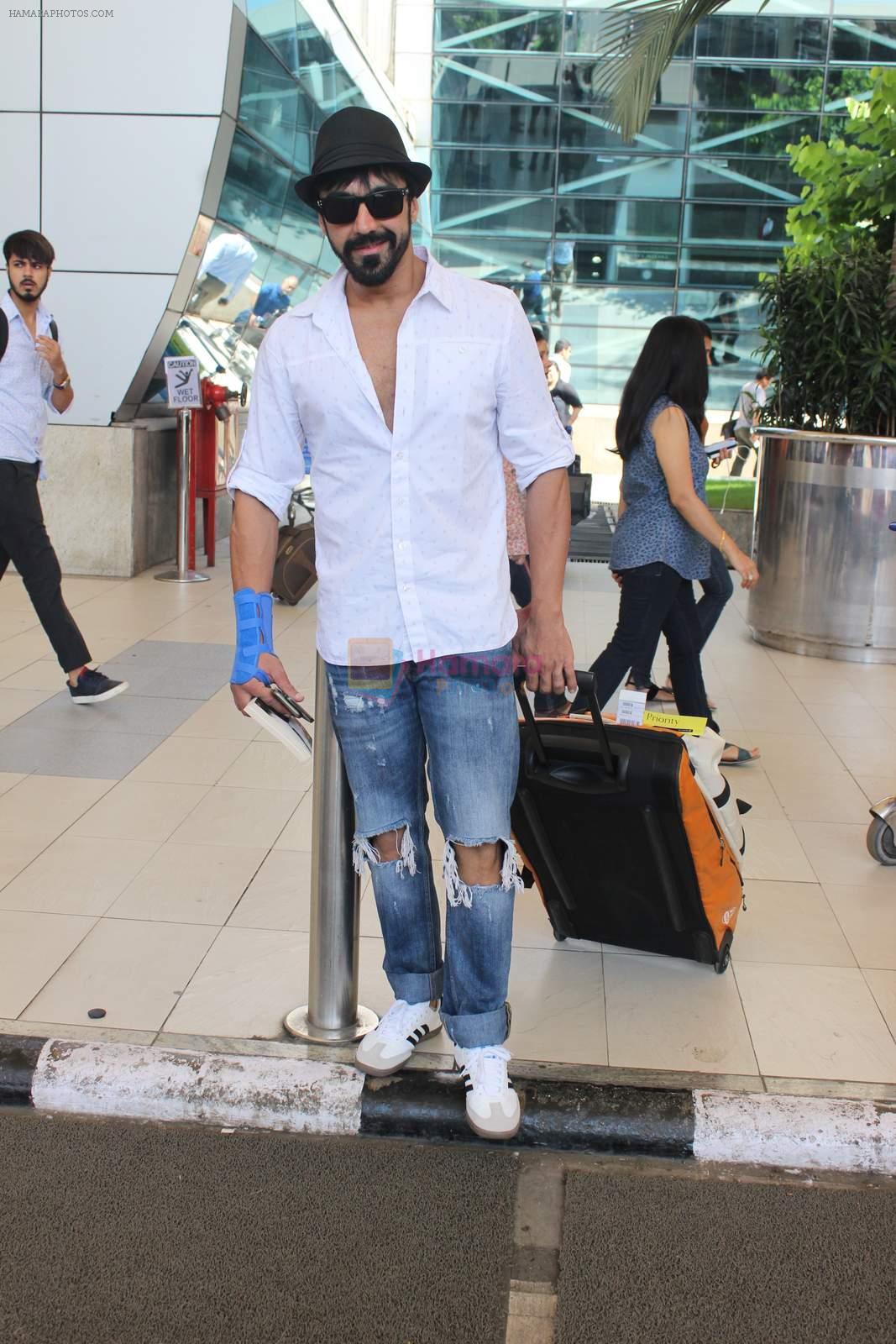Aashish Chaudhary snapped at domestic airport on 27th Sept 2015