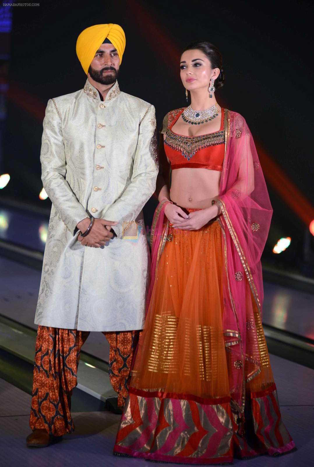 Akshay Kumar, Amy Jackson at JJ Valaya Singh in Bling fashion show on 28th Sept  2015
