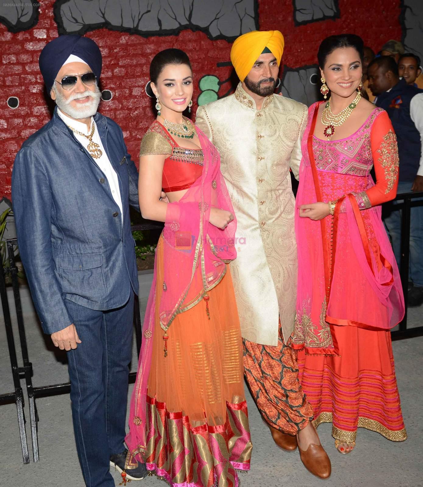 Akshay Kumar, Amy Jackson, Lara Dutta at JJ Valaya Singh in Bling fashion show on 28th Sept  2015