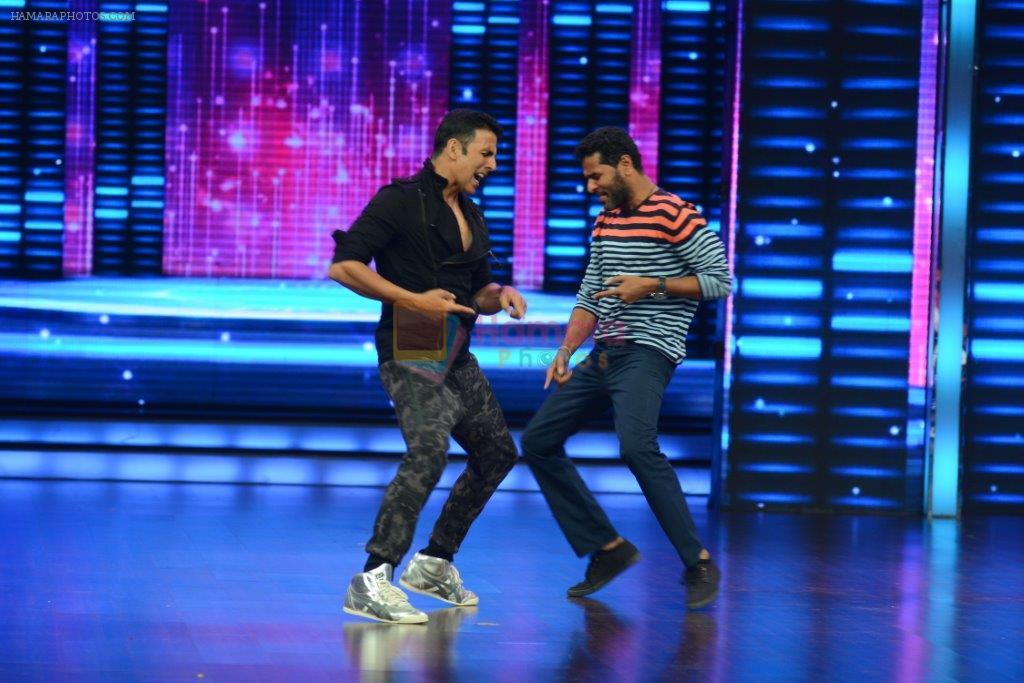 Akshay Kumar and Prabhu Deva dancing on the stage of Dance +