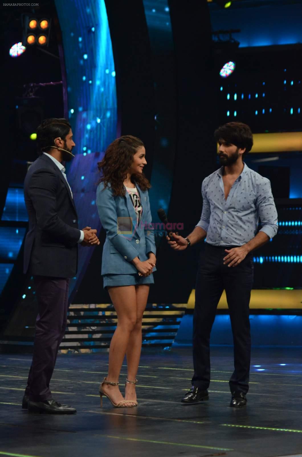 Shahid Kapoor and Alia Bhatt on the sets of Farhan's new show I can do that on Zee in Naigaon on 1st Oct 2015