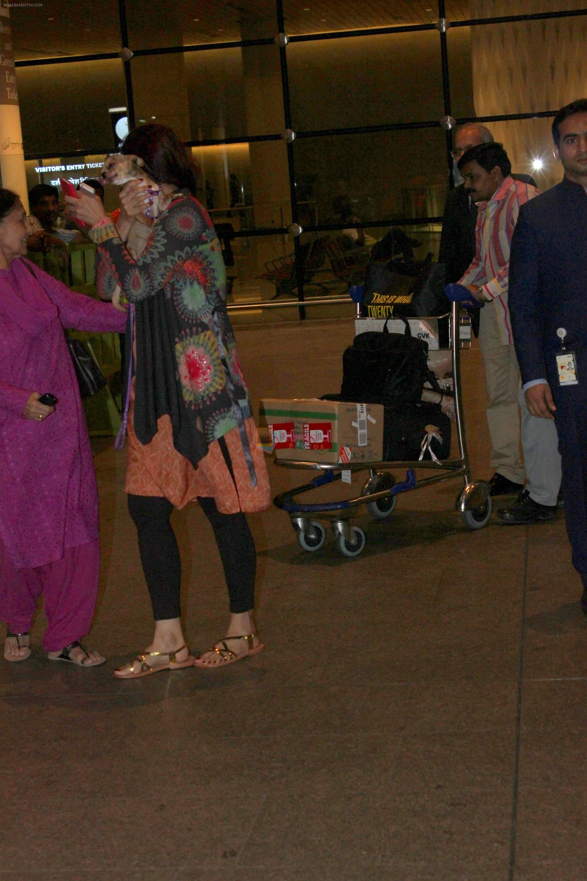Tabu hides her face as our photographer clicks her at the international airport on 1st Oct 2015