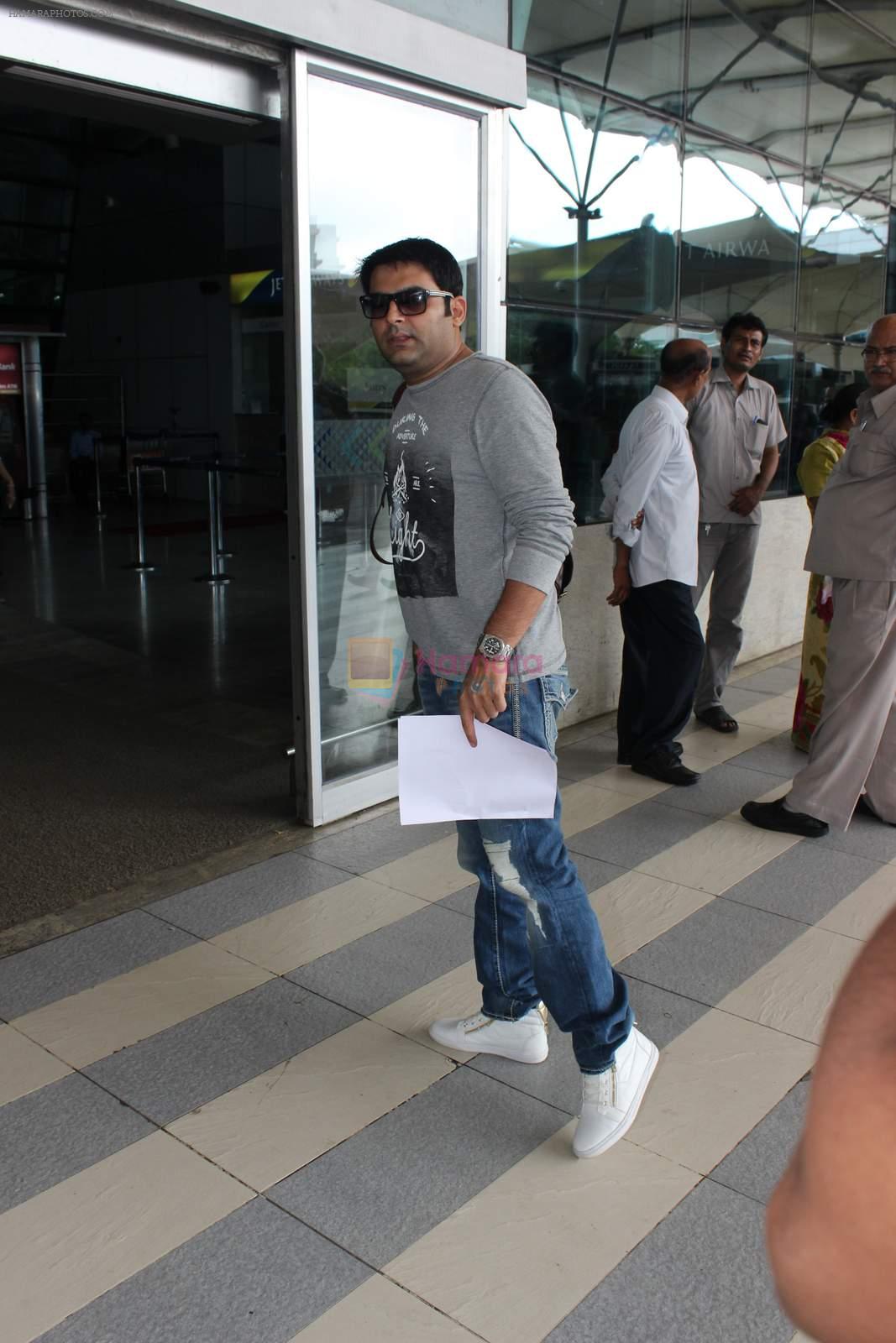 Kapil sharma snapped at airport on 3rd Oct 2015