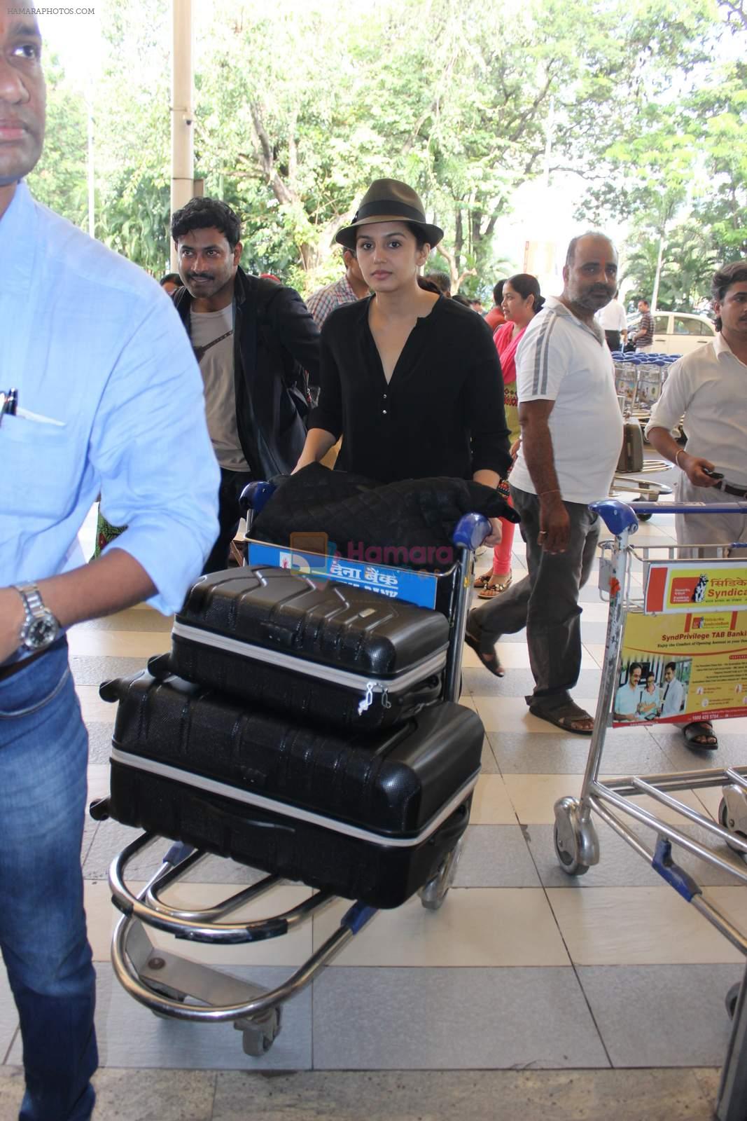 Huma Qureshi snapped at airport on 4th Oct 2015