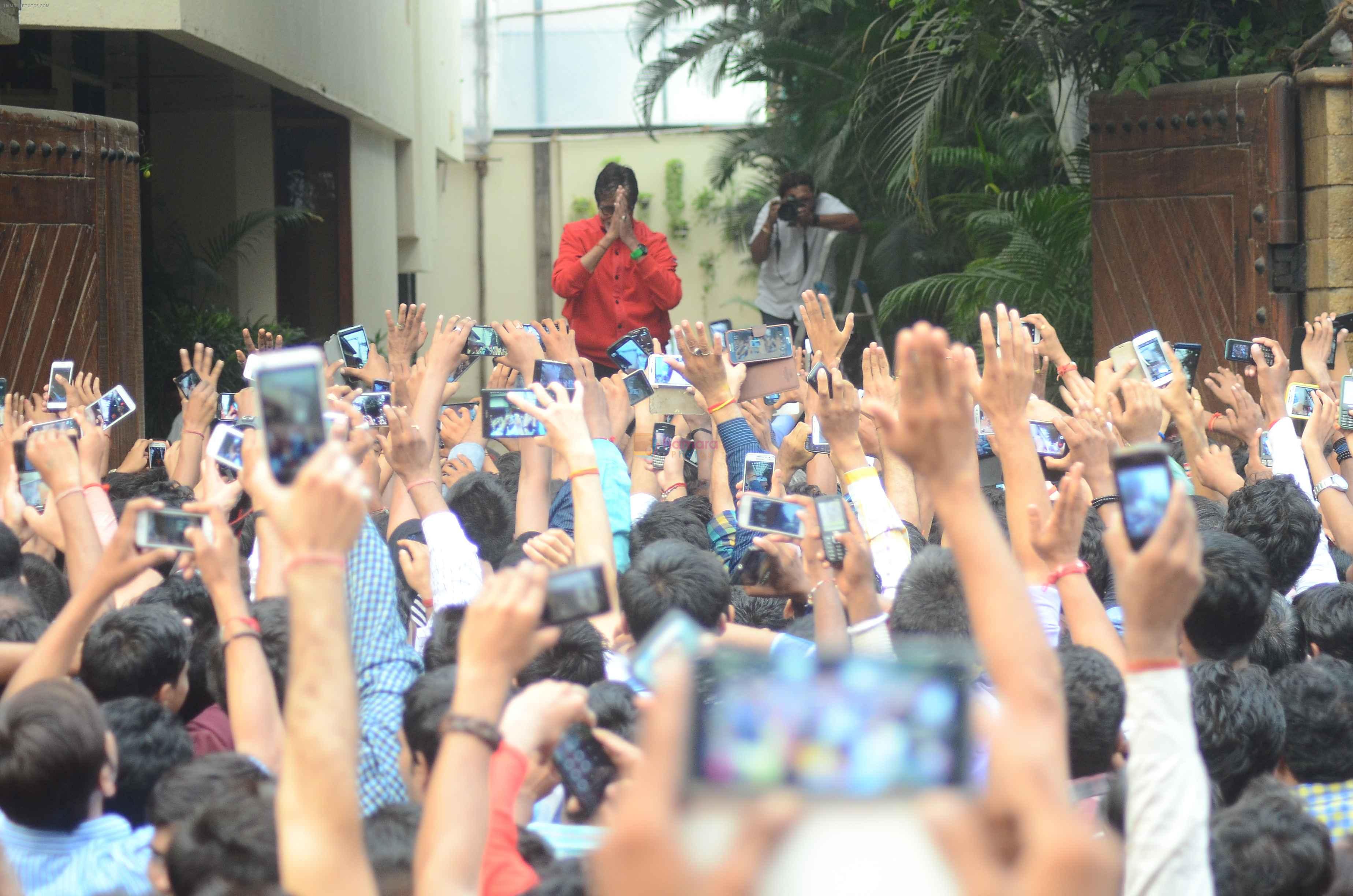 Amitabh Bachchan meets fans on 6th Oct 2015
