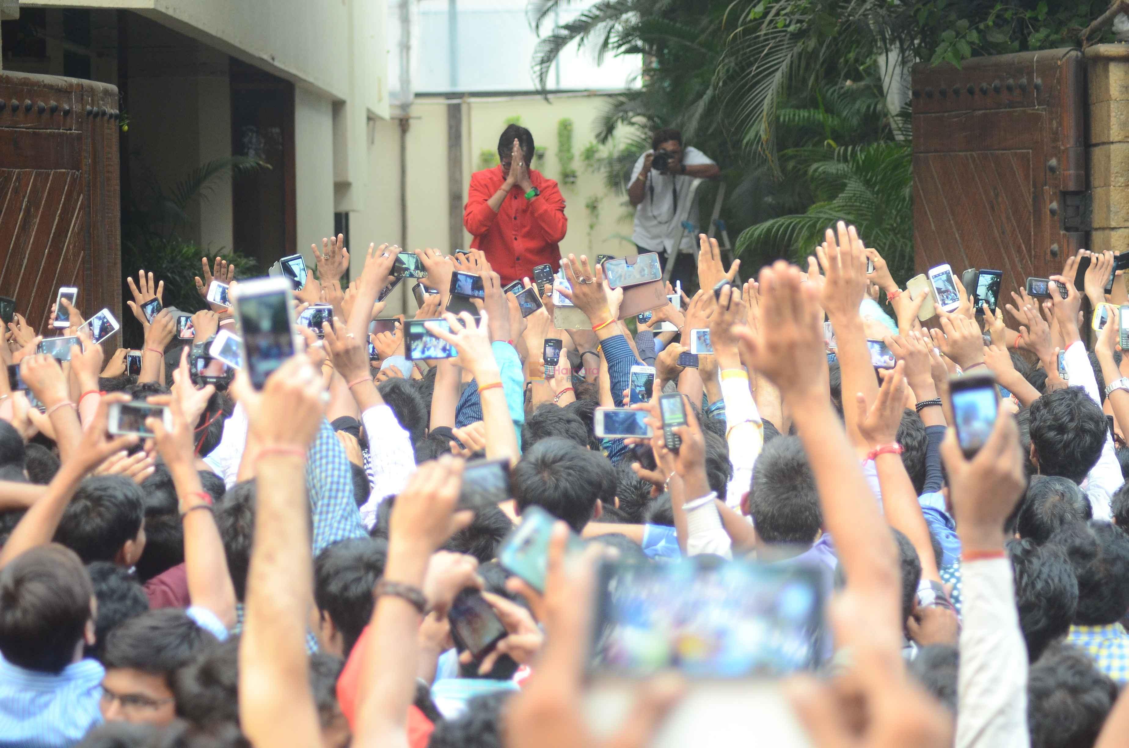 Amitabh Bachchan meets fans on 6th Oct 2015