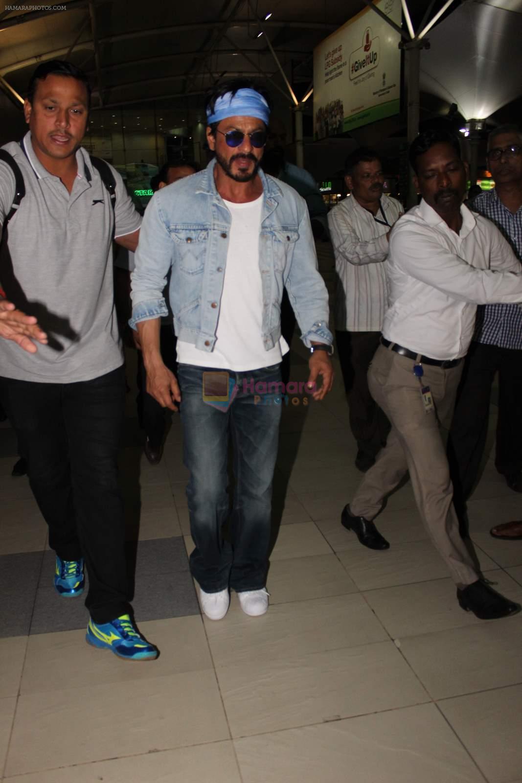 Shahrukh Khan comes to Mumbai from Hyderabad for Gauri Khan's bday on 7th Oct 2015