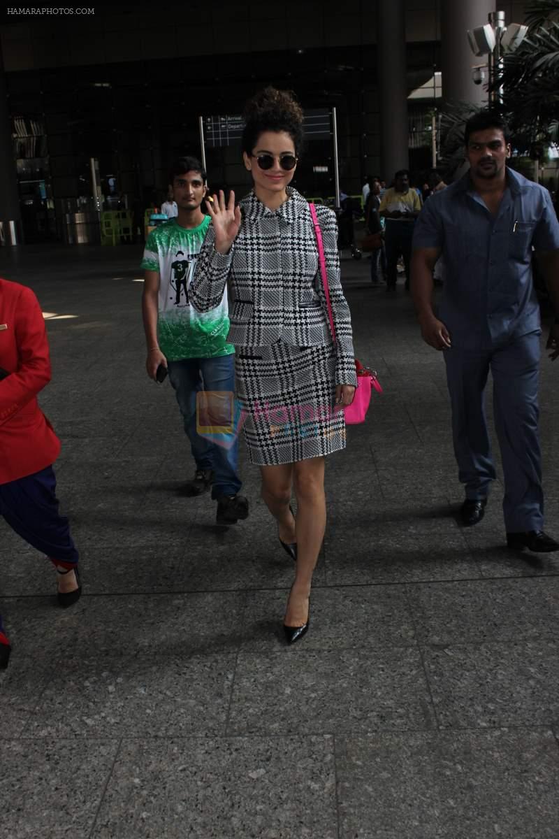 Kangana Ranaut snapped at the airport on 9th Oct 2015