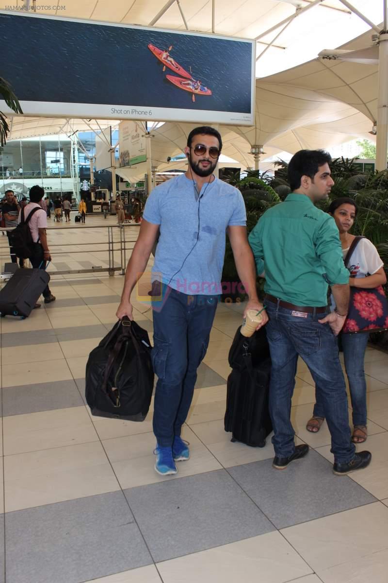 Arunoday Singh snapped at the airport on 9th Oct 2015