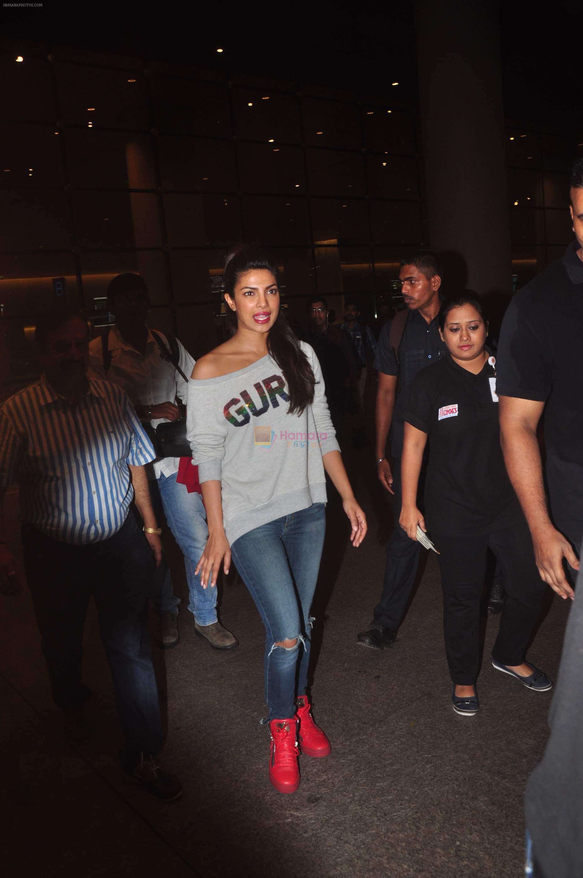 Priyanka Chopra snapped at Mumbai airport on 9th Oct 2015