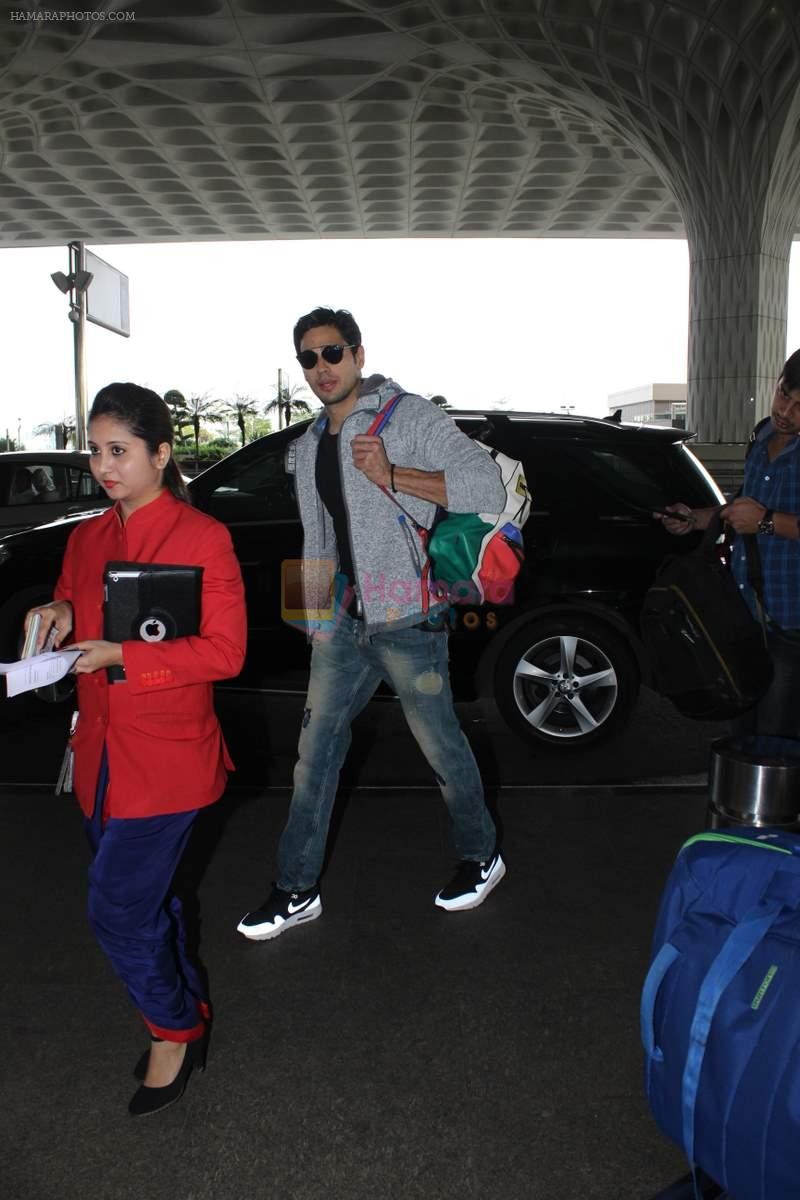 Sidharth Malhotra snapped at the airport on 9th Oct 2015