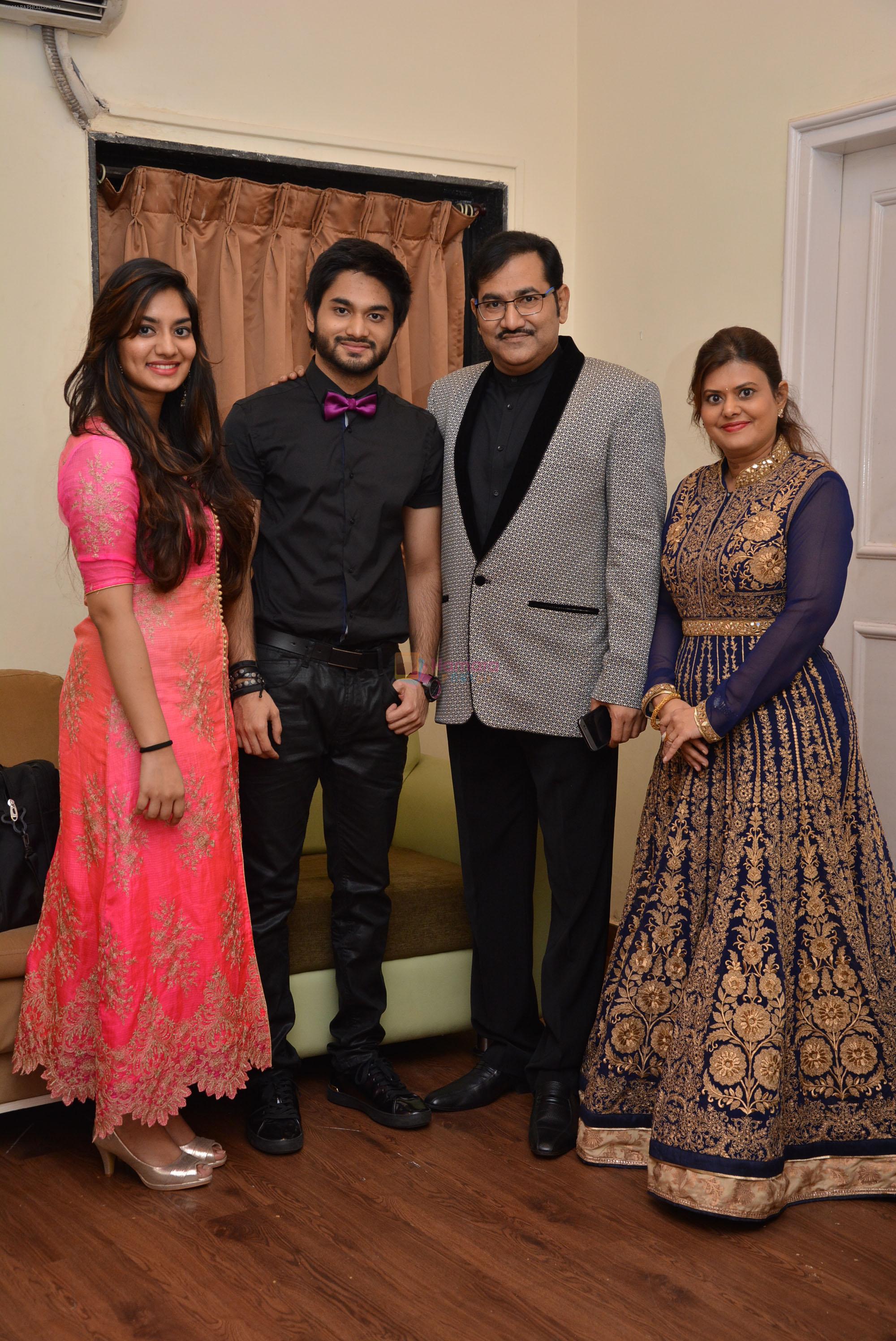 Shruti Bhosale, Siddhant Bhosle, Sudesh Bhosale and Hema Bhosale at Amitabh aur Main tribute concert