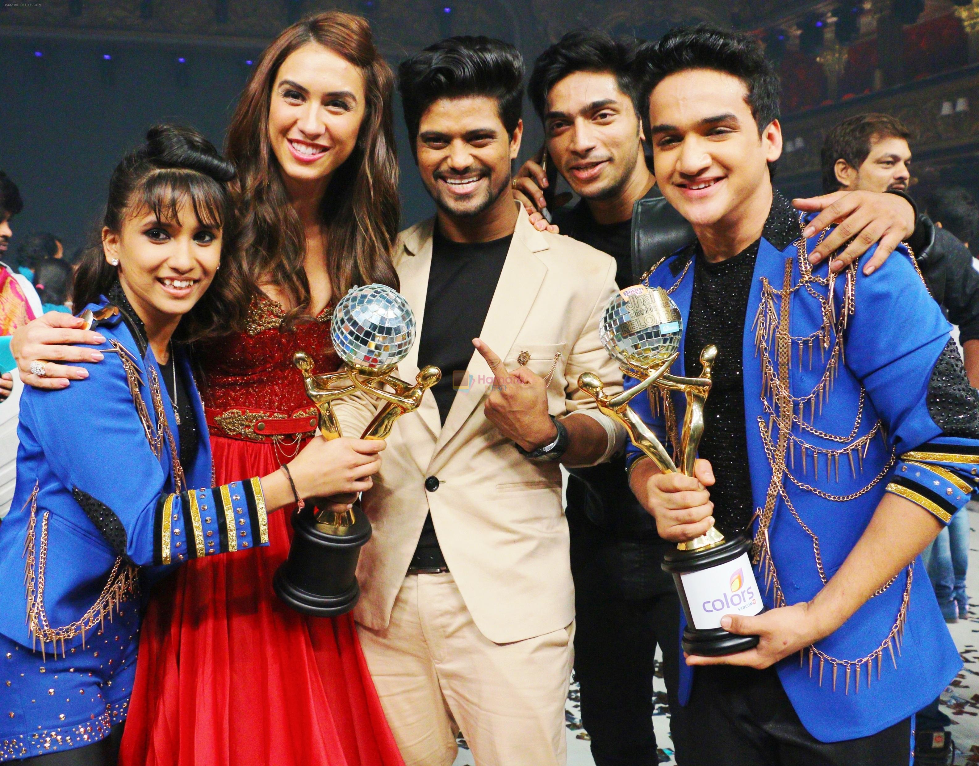 Faisal Khan, Vaishnavi Patil and Vivek with the  winning trophies