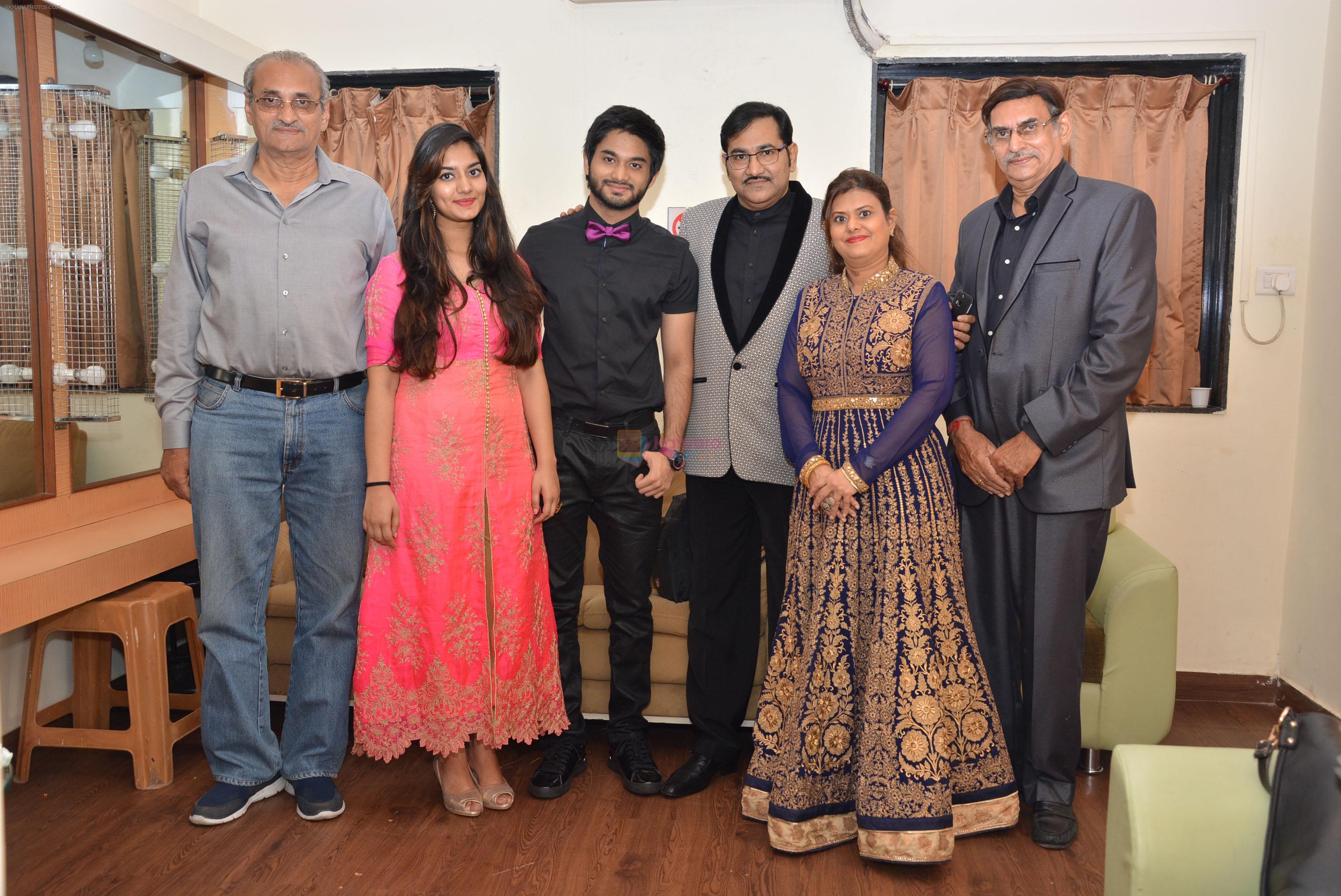 Pramod Kumar Saraf, Shruti Bhosale, Sudesh Bhosale, Hema Bhosale and Ashok Kumar Saraf at Amitabh aur Main tribute concert
