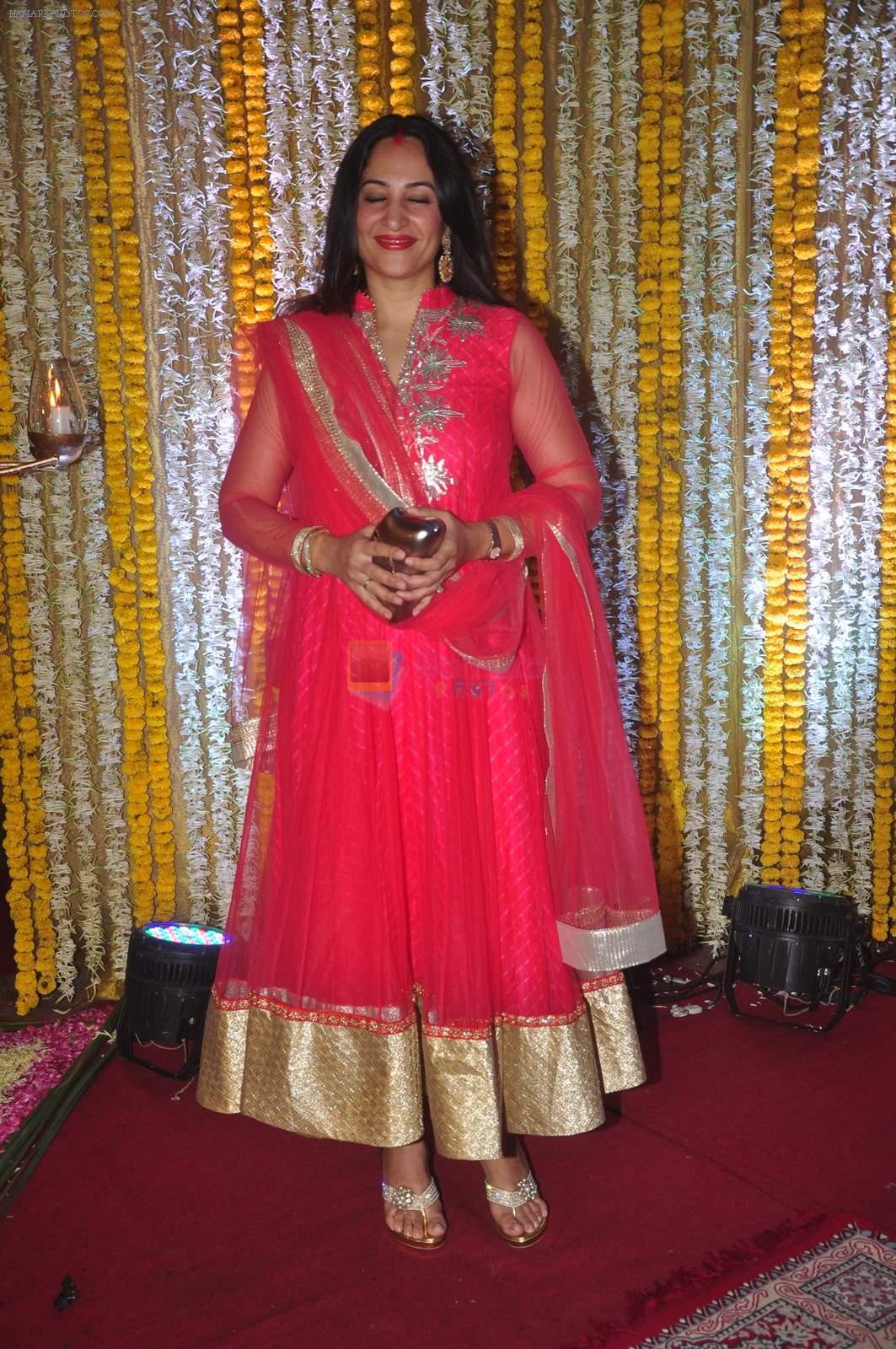 Rakshanda Khan at Ronit Roy's bday and mata ki chowki on 10th Oct 2015