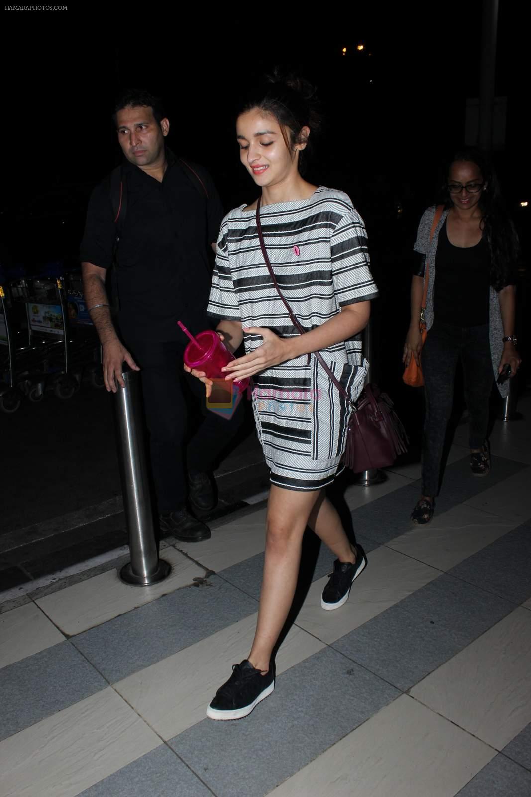 Alia Bhatt snapped at airport on 14th Oct 2015
