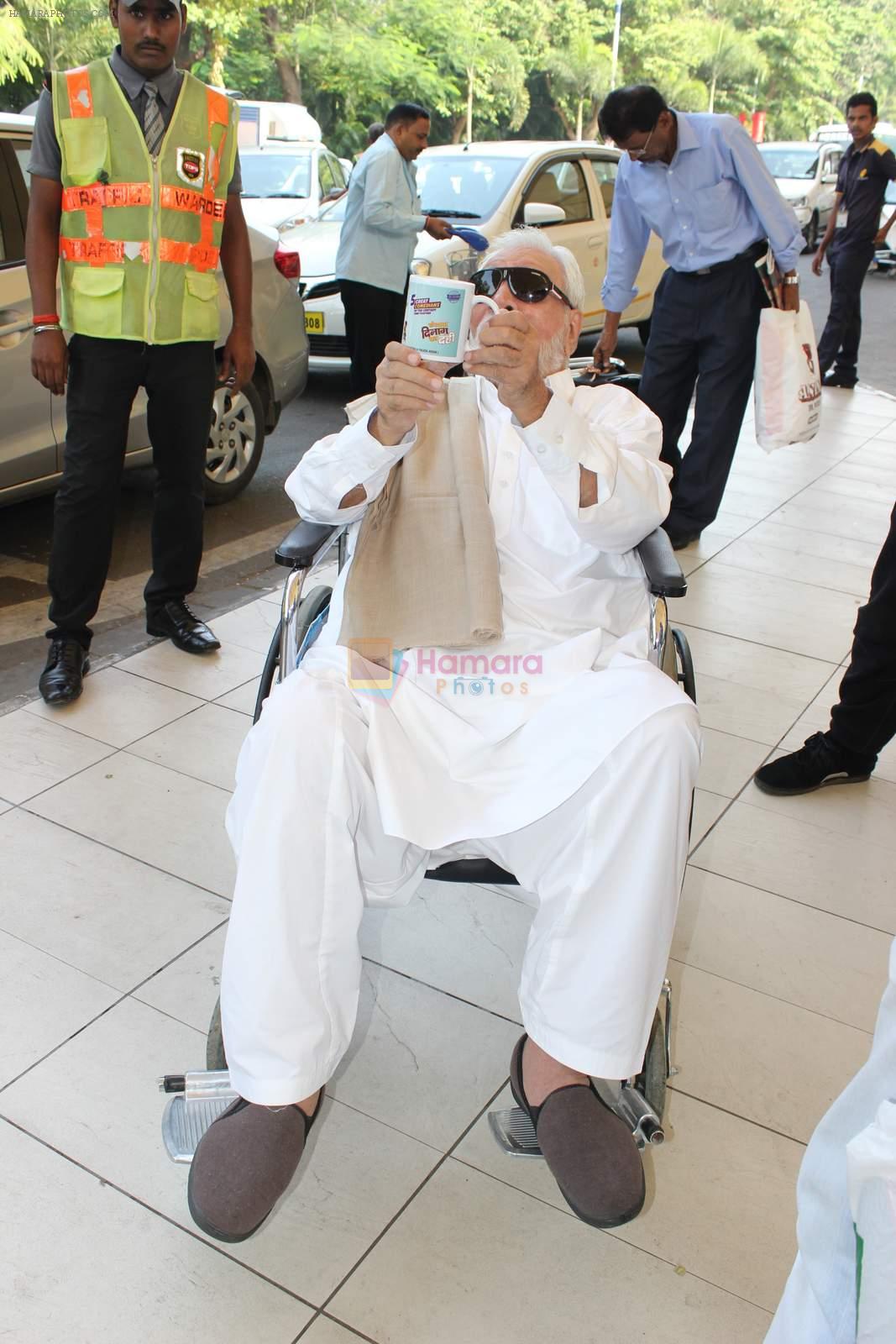 Kader Khan snapped at airport on 14th Oct 2015