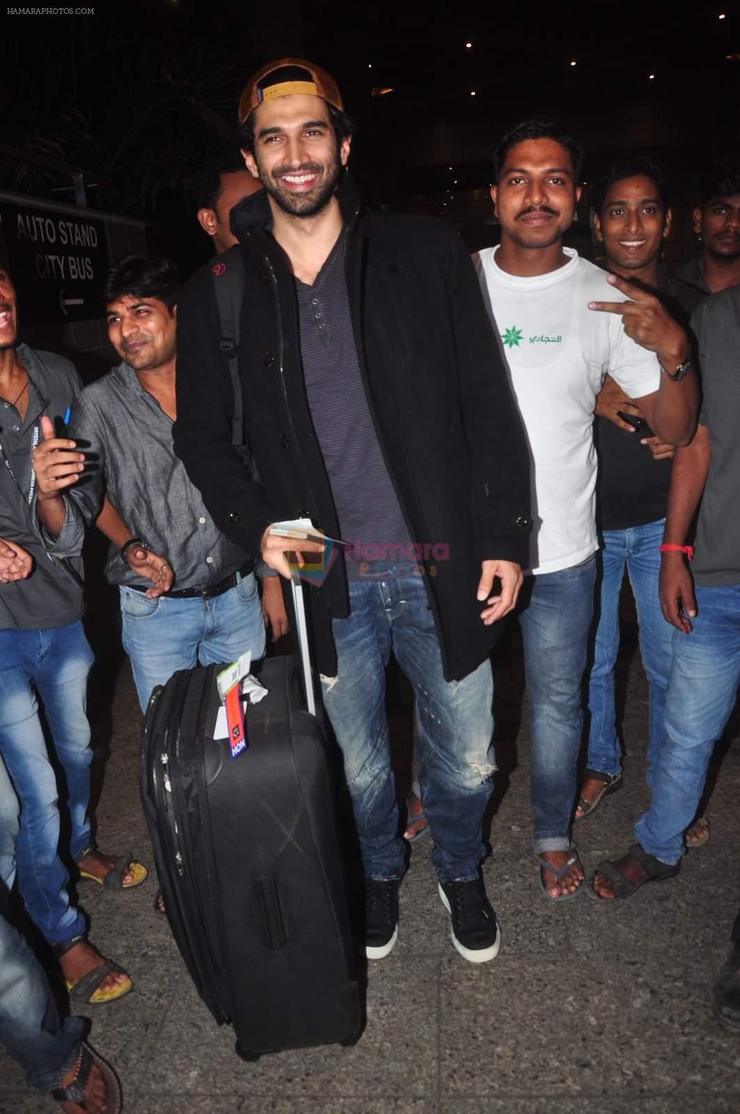 Aditya Kapoor snapped at international airport on 15th Oct 2015