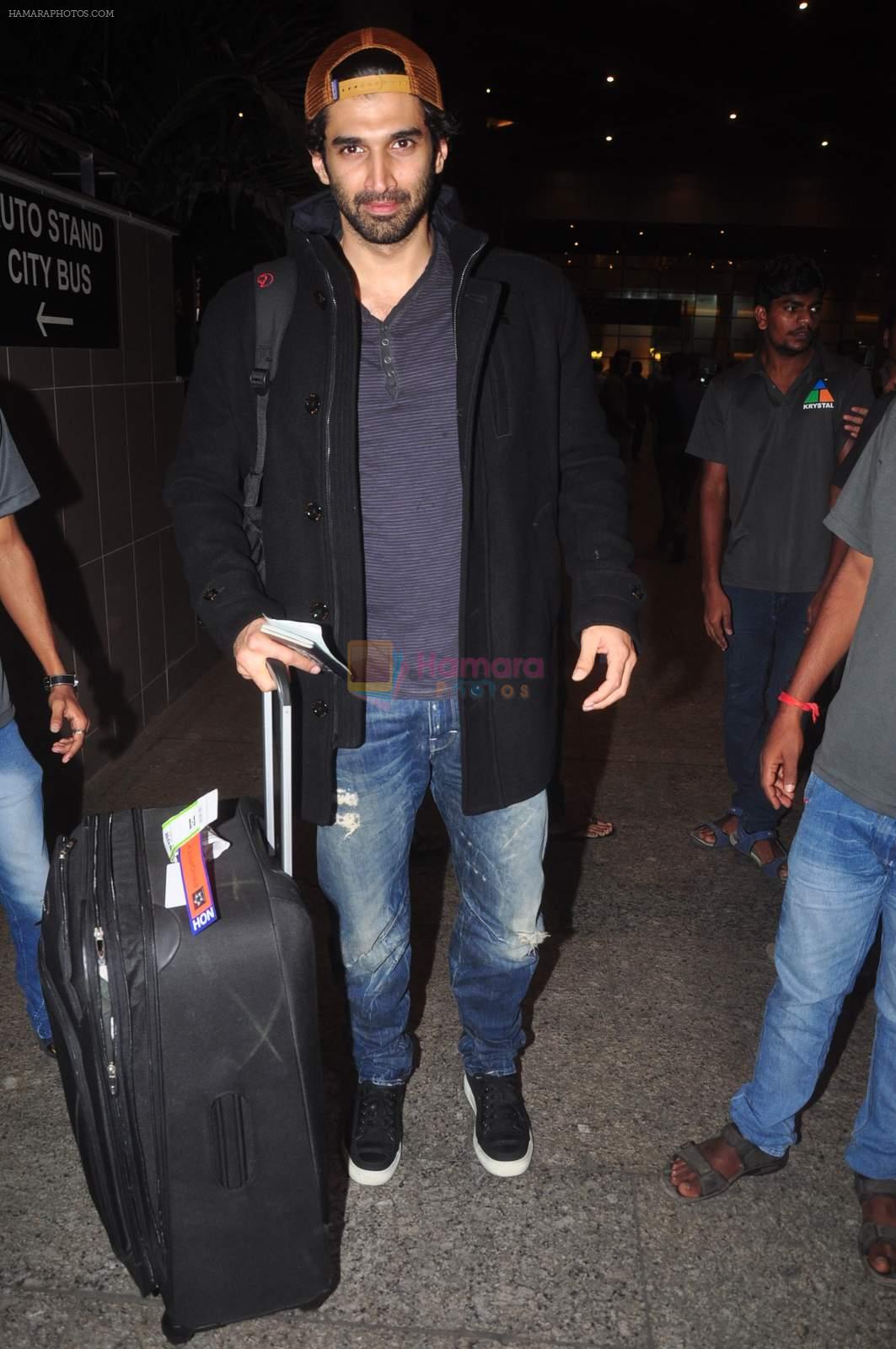 Aditya Kapoor snapped at international airport on 15th Oct 2015
