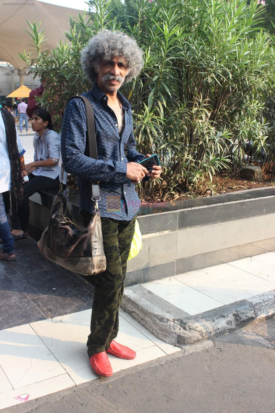 Makarand Deshpande snapped at airport on 17th Oct 2015