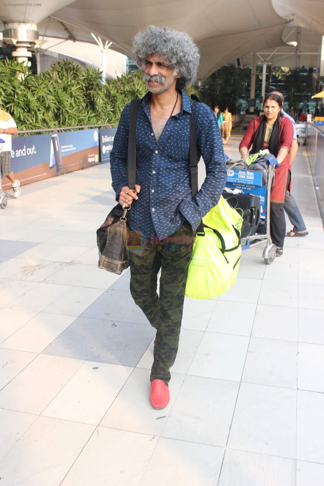 Makarand Deshpande snapped at airport on 17th Oct 2015