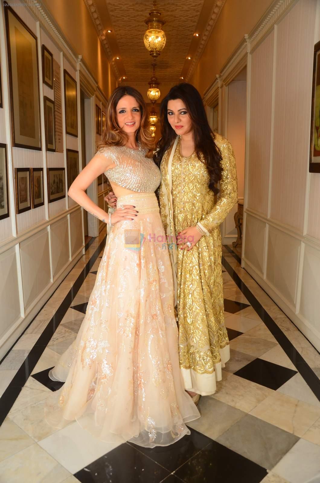 Suzanne Khan at abu jani charity show on 16th Oct 2015