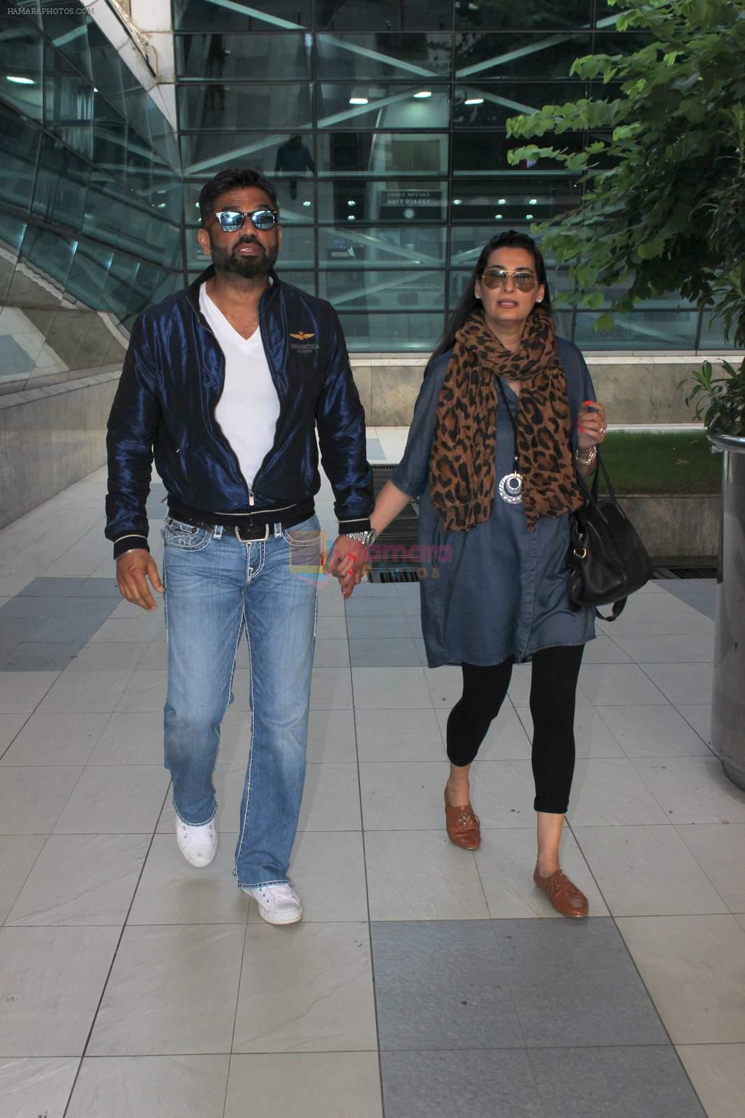 Sunil Shetty, Mana Shetty snapped at airport on 18th Oct 2015
