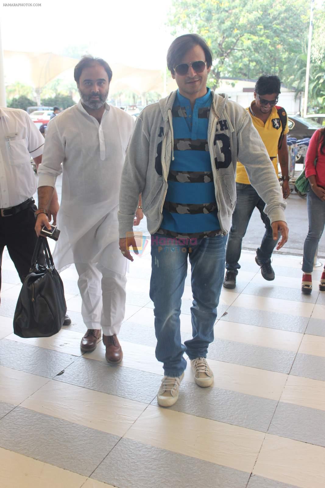 Vivek Oberoi snapped at airport on 18th Oct 2015