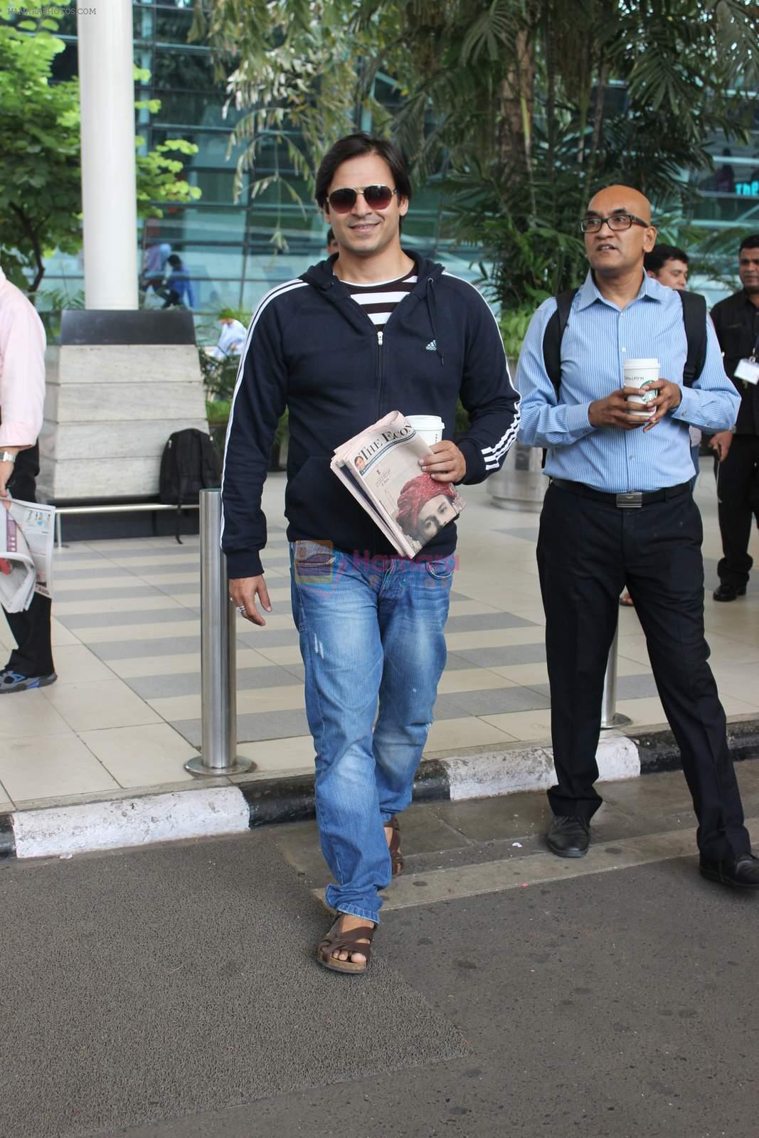Vivek Oberoi snapped at airport on 19th Oct 2015