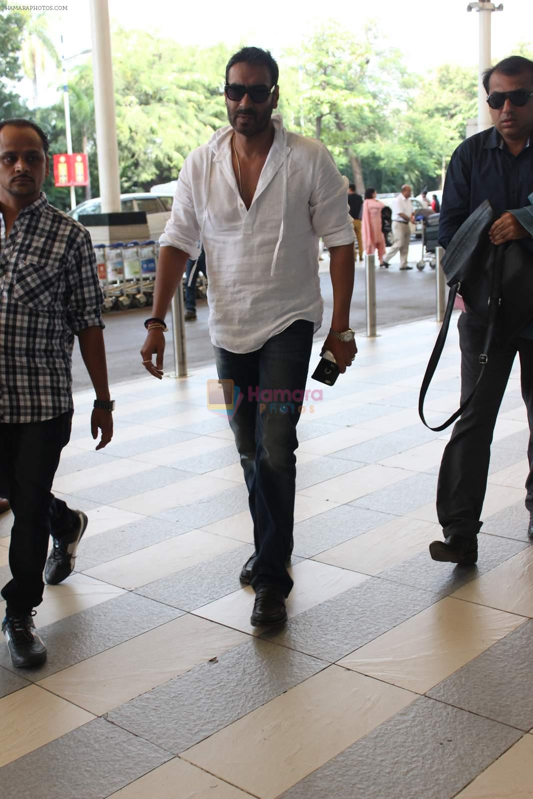 Ajay Devgan snapped at airport on 19th Oct 2015