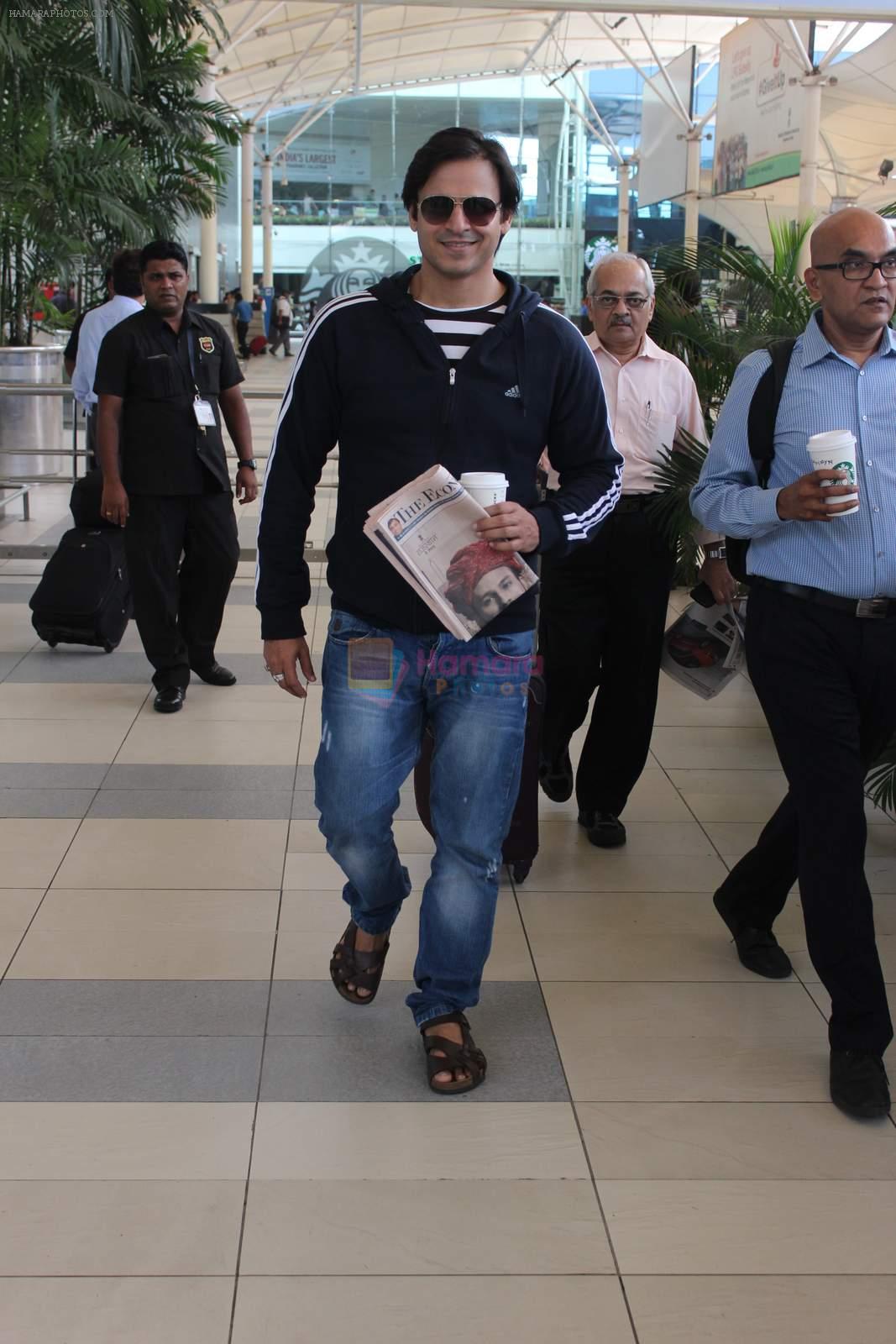 Vivek Oberoi snapped at airport on 19th Oct 2015