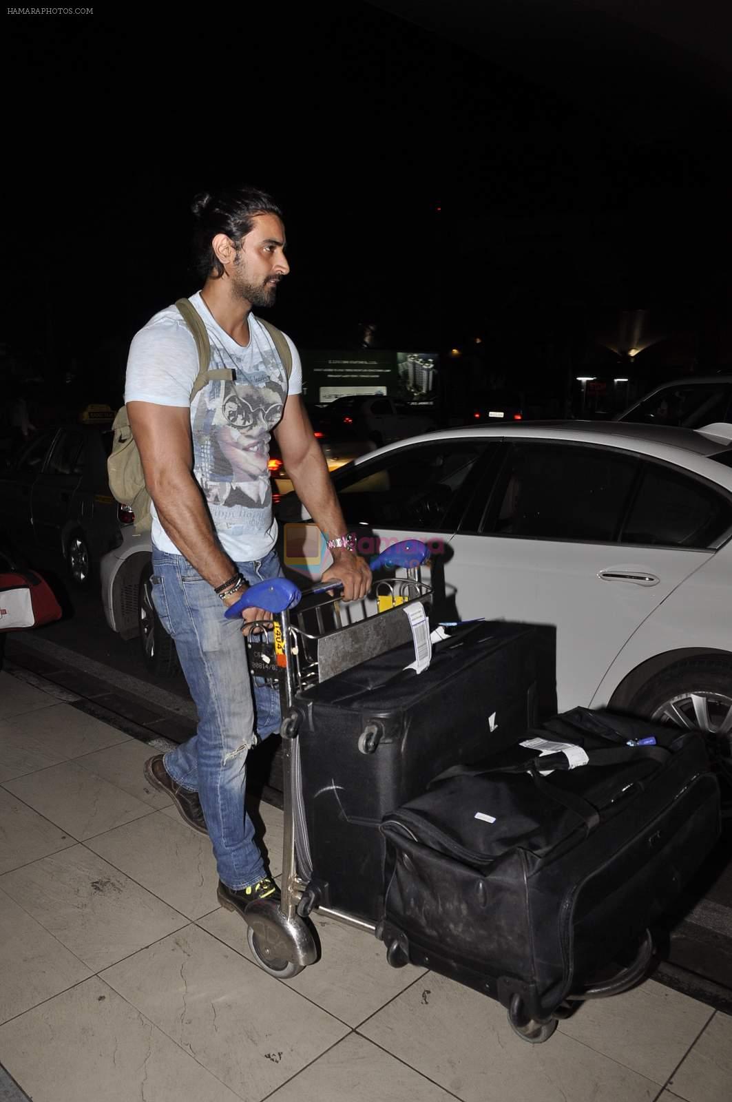 Kunal Kapoor snapped at airport on 19th Oct 2015