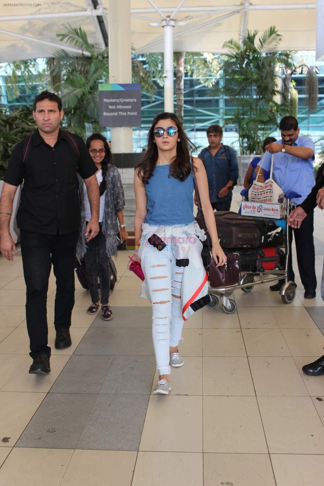Alia Bhatt snapped at airport on 20th Oct 2015