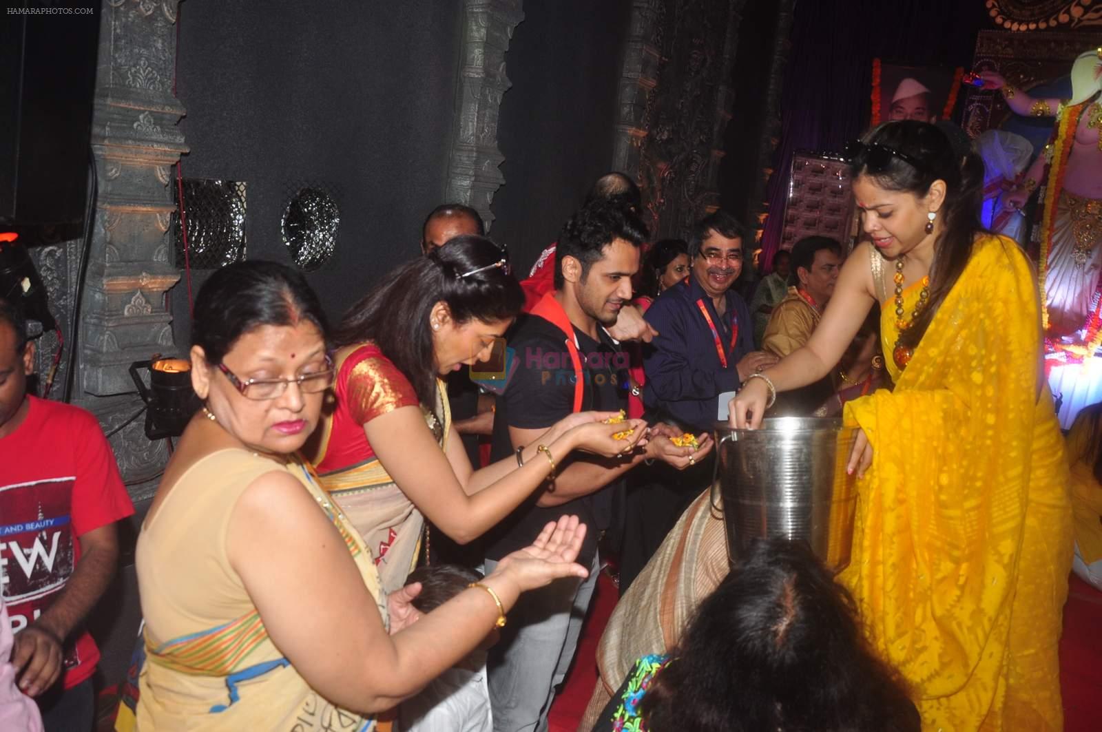 Sumona Chakravarti at Durga Pooja Pandal on 20th Oct 2015