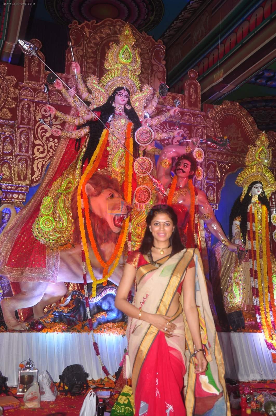 Kavita Kaushik at Durga Pooja Pandal on 20th Oct 2015