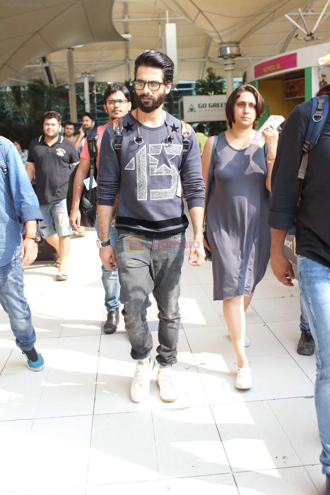 Shahid Kapoor snapped at airport on 20th Oct 2015