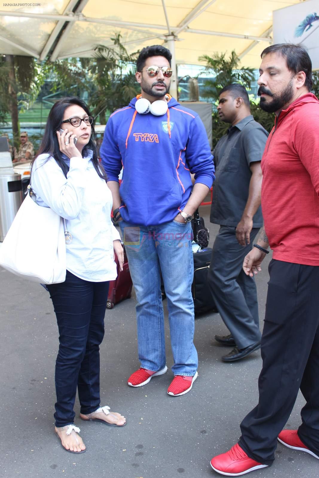 Abhishek Bachchan snapped at airport on 21st Oct 2015