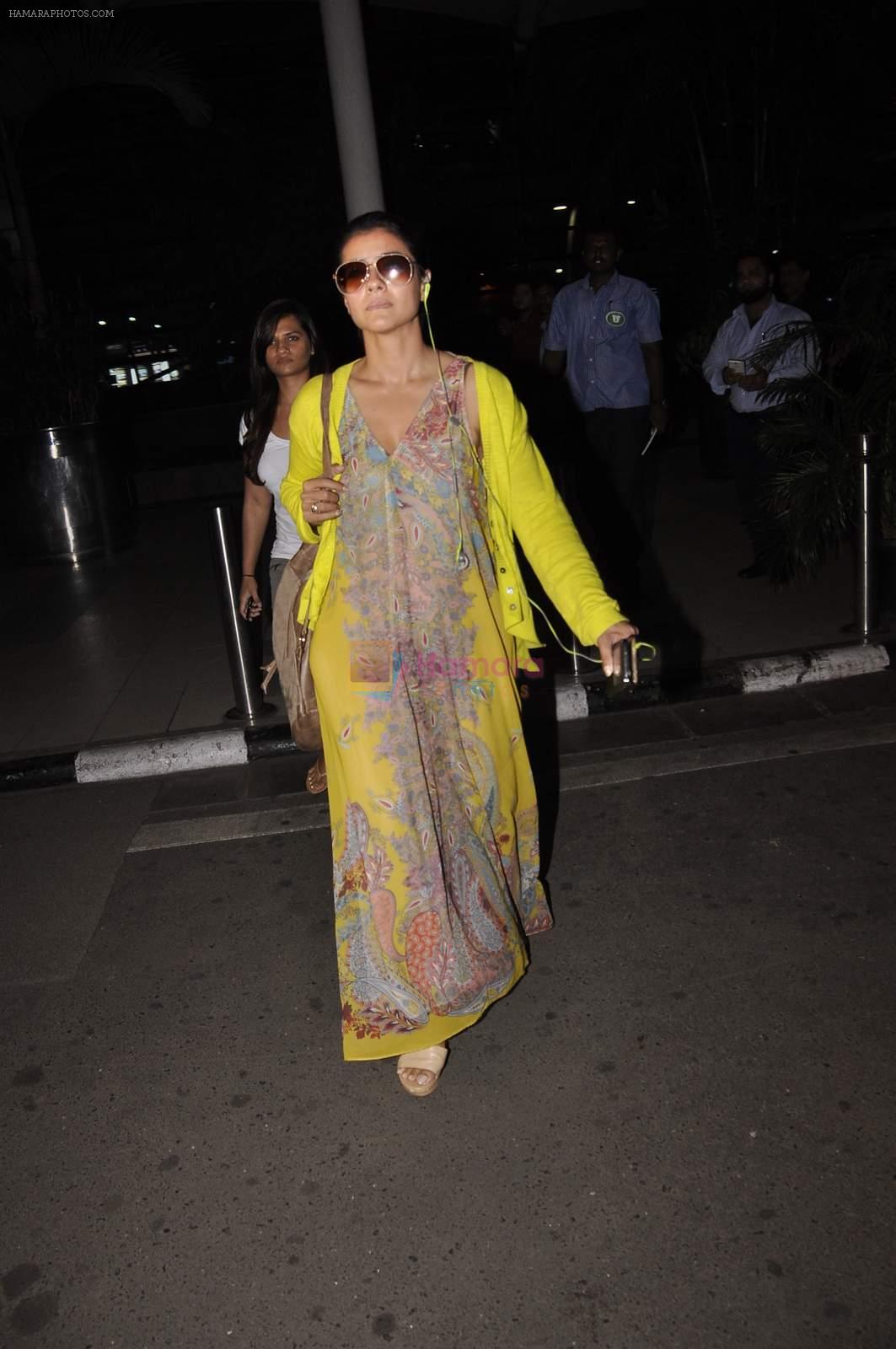 Kajol snapped at Airport on 21st Oct 2015