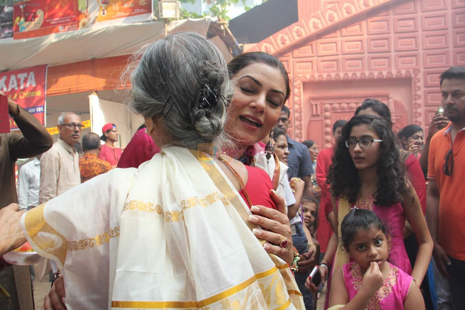 Sushmita Sen at durga pooja Pandal on 21st Oct 2015