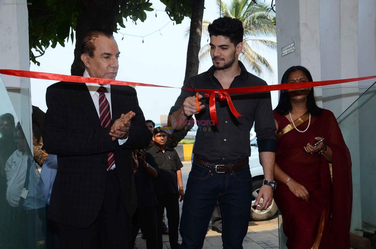 Sooraj Pancholi at Magna exhibition in Mumbai on 21st Oct 2015